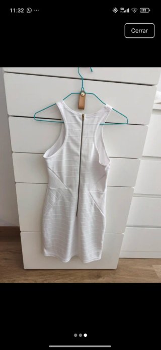Vestido blanco corto ajustado