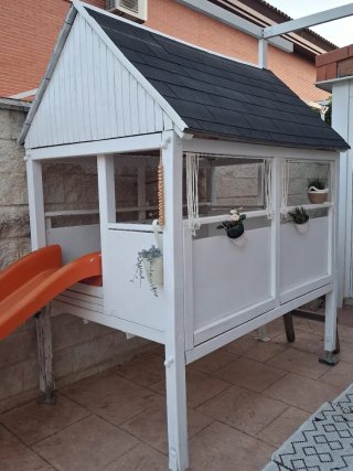 Casita de madera con tobogán