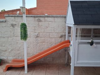Casita de madera con tobogán