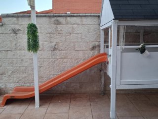Casita de madera con tobogán