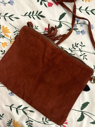Bolso de piel marrón con bordados