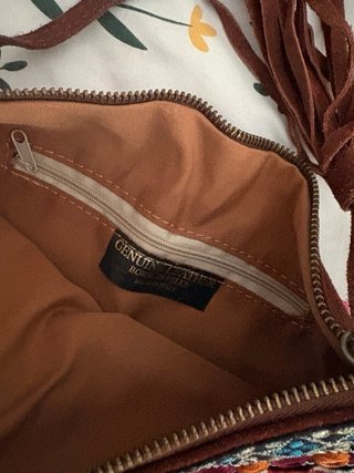 Bolso de piel marrón con bordados