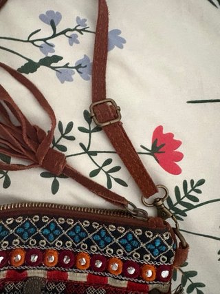 Bolso de piel marrón con bordados