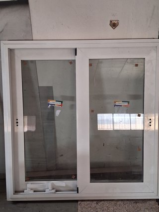 Ventana corredera de aluminio blanca