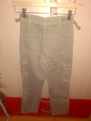 Pantalón cargo Stradivarius marrón talla 32
