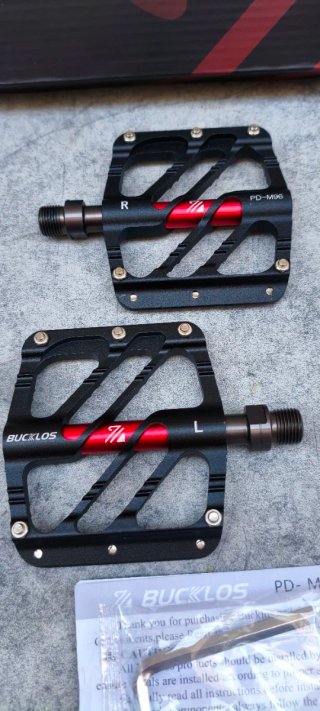 PEDALES DE PLATAFORMA BUCKLOS NEGROS