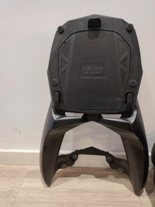 Baúl Moto 52L Negro/Plata + base y soporte "parril