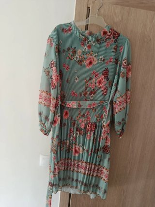 Vestido floral plisado