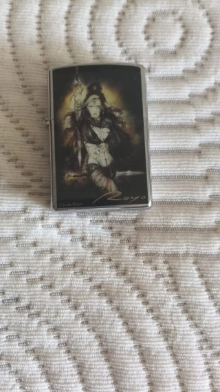 Zippo con design di Luis Royo_2