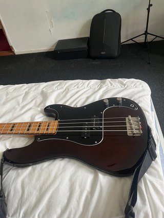 Squier Classic Vibe 70s Precision Bass + funda