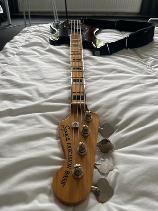 Squier Classic Vibe 70s Precision Bass + funda