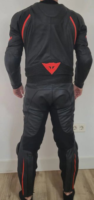 Mono Dainese Avro 4 Negro/Rojo Talla 50