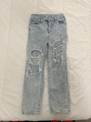 Pantalón vaquero largo desgarrado
