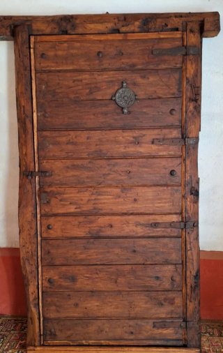 Puerta madera y forja rústica
