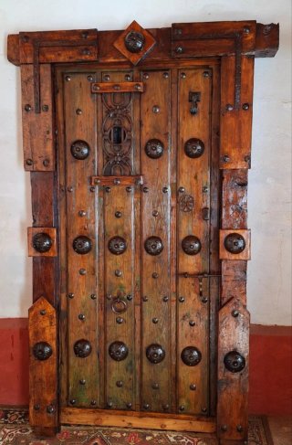 Puerta madera y forja rústica