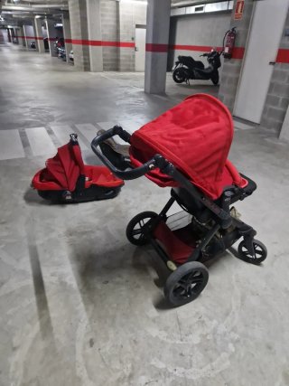 Cochecito de bebé rojo