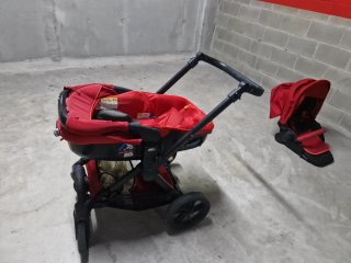 Cochecito de bebé rojo