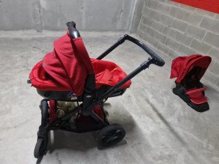 Cochecito de bebé rojo