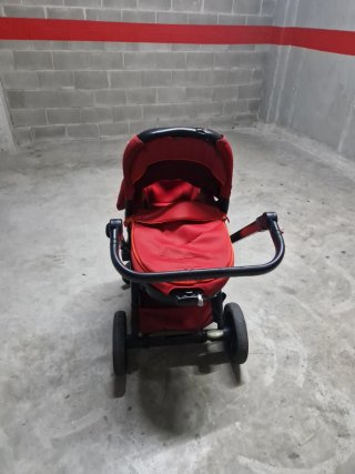 Cochecito de bebé rojo