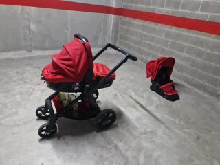Cochecito de bebé rojo