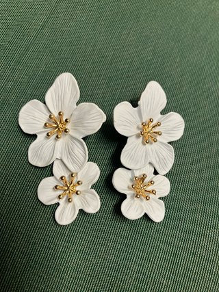 NUEVOS Pendientes de flor blancos y dorados