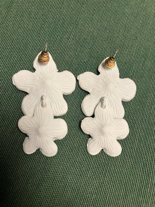 NUEVOS Pendientes de flor blancos y dorados