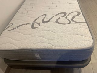 Cama (somier y colchón de 90 x 190) solo un uso.