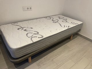 Cama (somier y colchón de 90 x 190) solo un uso.