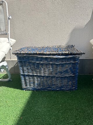 Mesa ,baul y cesto macetero mimbre .