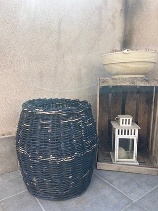 Mesa ,baul y cesto macetero mimbre .