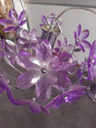 Lámpara colgante morada con flores