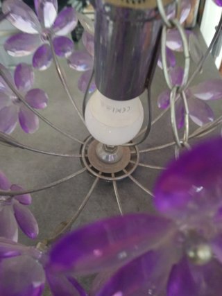 Lámpara colgante morada con flores