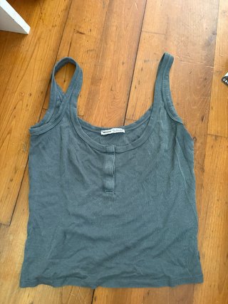 Crop top gris con botones