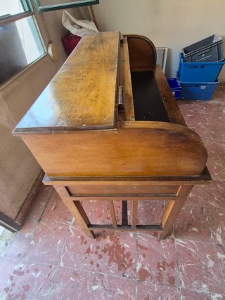 Escritorio antiguo con persiana de tambor