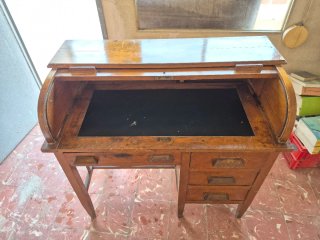 Escritorio antiguo con persiana de tambor
