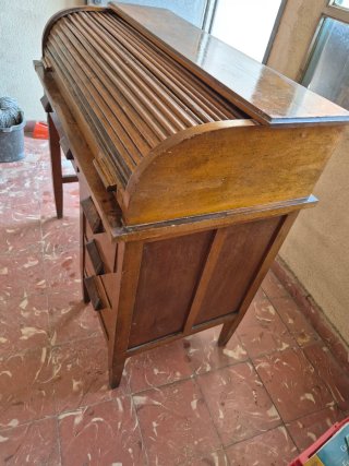 Escritorio antiguo con persiana de tambor