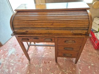 Escritorio antiguo con persiana de tambor
