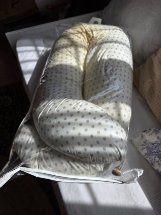 Cojín de lactancia con funda de lunares