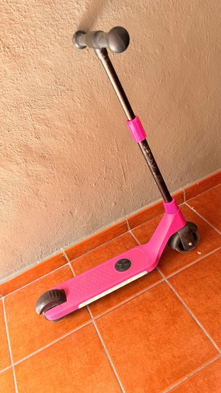 Patinete infantil rosa con luces