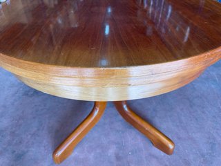 Mesa de madera redonda