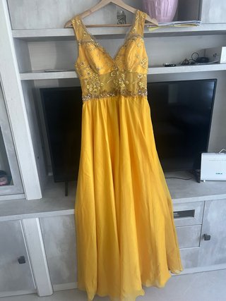 Vestido largo amarillo con pedrería