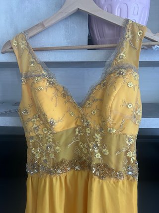 Vestido largo amarillo con pedrería