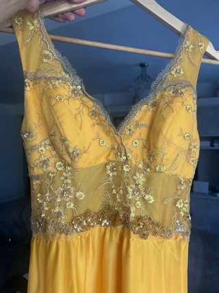 Vestido largo amarillo con pedrería