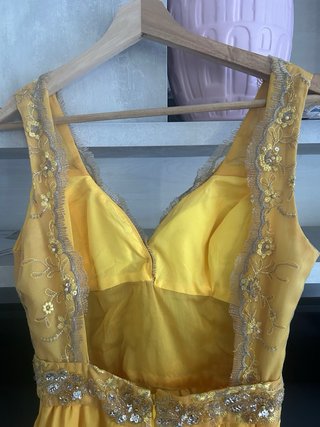 Vestido largo amarillo con pedrería