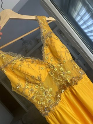 Vestido largo amarillo con pedrería