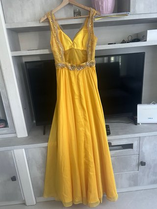 Vestido largo amarillo con pedrería