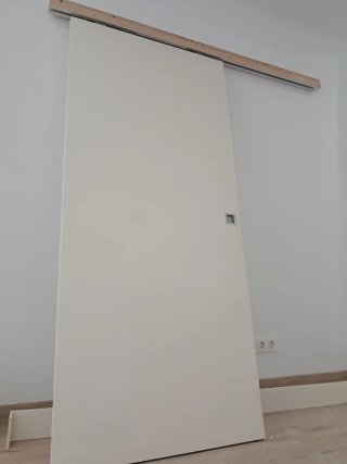 Puerta corredera blanca