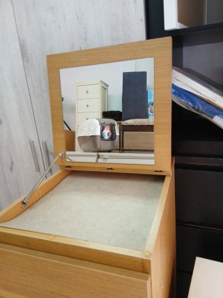Cómoda de madera con espejo
