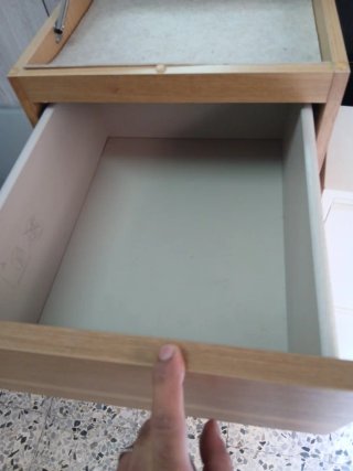 Cómoda de madera con espejo