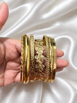 Pulseras doradas estilo verano